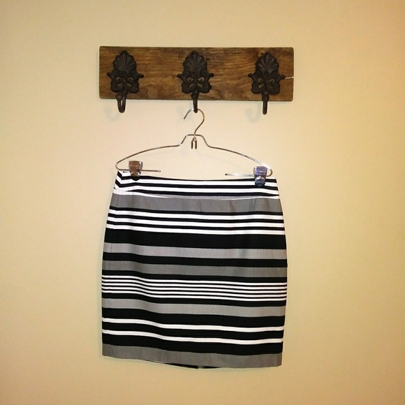 ๐ Banana Republic Color Block Striped Skirt - Picture 1 of 6